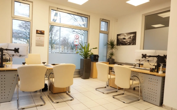 Außenansicht der KFZ-Meisterwerkstatt in Berlin mit Einfahrt und Werkstattbereich